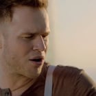Olly Murs déprimé dans le clip de "Dear Darlin'"