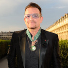 Le chanteur Bono décoré par Aurélie Filippetti