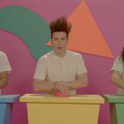 Twin Twin délire dans le clip "Moustache"