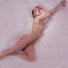 Elodie Frégé exhibe sa poitrine dans un magazine