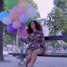 Elisa Tovati distribue de l'amour dans "S'embrasser"