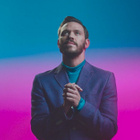 Will Young dénonce dans le clip "Love Revolution"