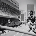 Kendrick Lamar dans les airs pour le clip "Alright"