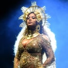 Beyoncé dévoile son baby bump en live