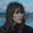 Charlotte Cardin brille sur "Main Girl"