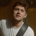 Niall Horan au piano sur "Too Much to Ask"