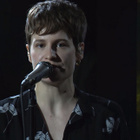 Chris chante "Girlfriend" et Maroon 5 à la BBC