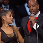 A. Grande chante aux obsèques d'Aretha Franklin