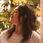 Camélia Jordana femme au foyer dans "Silence"