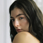 Lorde enchaine avec "Stoned at the Nail Salon"
