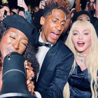 Madonna chante dans la rue à New York