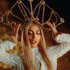 Bilal Hassani revendique sa liberté sur "Il ou elle"