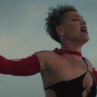 Pink enchaîne avec "Trustfall" : le clip !