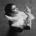 Pomme en clown triste dans "Un million"