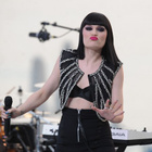 Jessie J planche avec le producteur de Katy Perry