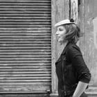 Loretta (Laure Milan) prépare de nouveaux titres