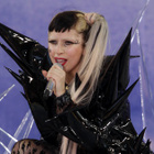 Lady GaGa blessée par un danseur sur scène