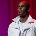 R. Kelly rend hommage aux victimes de Newtown