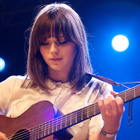 Gabrielle Aplin mélancolique sur le titre "Home"