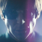 Miles Kane sur scène dans le clip "Taking Over"
