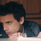 Mika dans le clip "Beautiful Disaster"