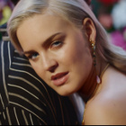 Anne-Marie se dédouble dans le clip "Heavy"