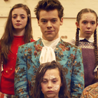 Harry Styles retourne à l'école et fait la guerre