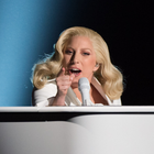 Lady Gaga reprend ses tubes au piano