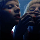 Aurora emprisonnée dans le clip d'"Animal"