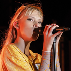 Angèle déroute au Zénith de Paris