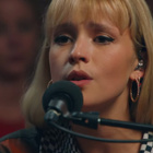 Angèle chante "J'entends" en piano-voix