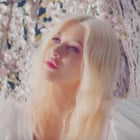 Christina Aguilera de retour avec "Fall On Me"