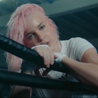 Anne-Marie enfile les gants dans son clip