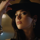 Dua Lipa fait du rodéo avec "Love Again"