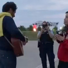 Vianney chante avec un pompier dans la rue