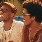 Silk Sonic prend son "Skate" dans un clip solaire
