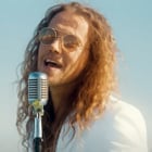 Julien Doré fait "La bise" dans son clip