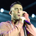 Adam Levine repousse une fan en plein concert