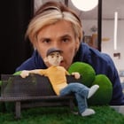 Orelsan retombe en enfance dans son clip