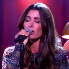 Jenifer émue, chante pour ses fils