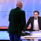 Un DJ mixe avec son sexe à la télévision !