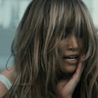 Jennifer Lopez face à la violence dans son clip
