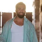 Kendji Girac à la fête dans "Un, Dos, Tres"