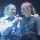 Helena chante avec une jeune fan en plein concert