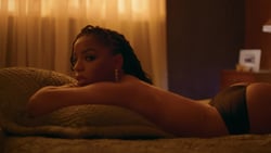 Chlöe sort le grand jeu avec "Surprise"