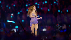 Shakira chute en plein concert