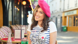 Elsa Esnoult moquée pour son clip sur Paris