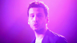 Alex Beaupain fait sa mue sur "Loin" : le clip