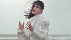 Marina Kaye à la dérive pour "Freeze You Out"