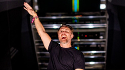 David Guetta aperçoit sa fille à Coachella : vidéo !